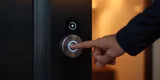 Замок с отпечатком пальца: как работает и какой выбрать для дома